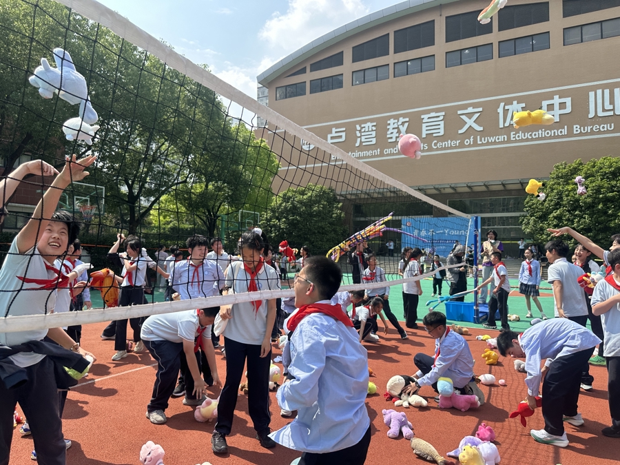 凿冰块、扔毛绒玩具、“丛林飞跃”……操场上这么玩，太解压了！ - 图1