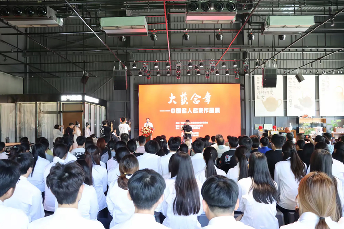 “大艺含章——中国名人名家作品展”在章丘绣惠沃泰龙山瓷文化创意园启幕 - 图1