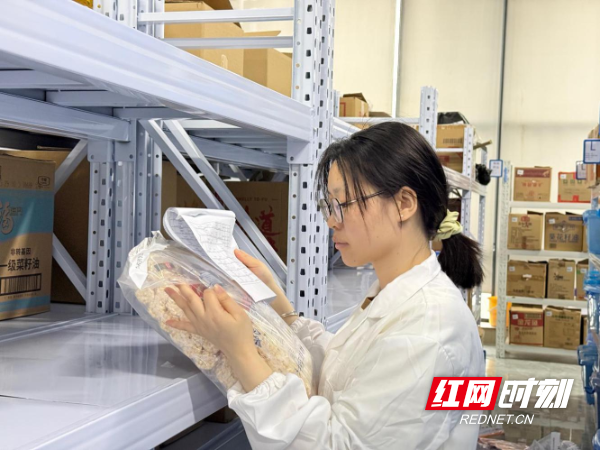服务先锋张银萍：食品样品的“铁面管家” - 图2