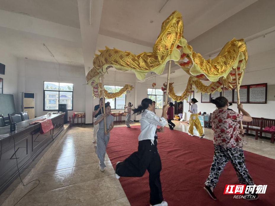 平江县童市镇：党群服务中心变身“温馨家园” - 图1