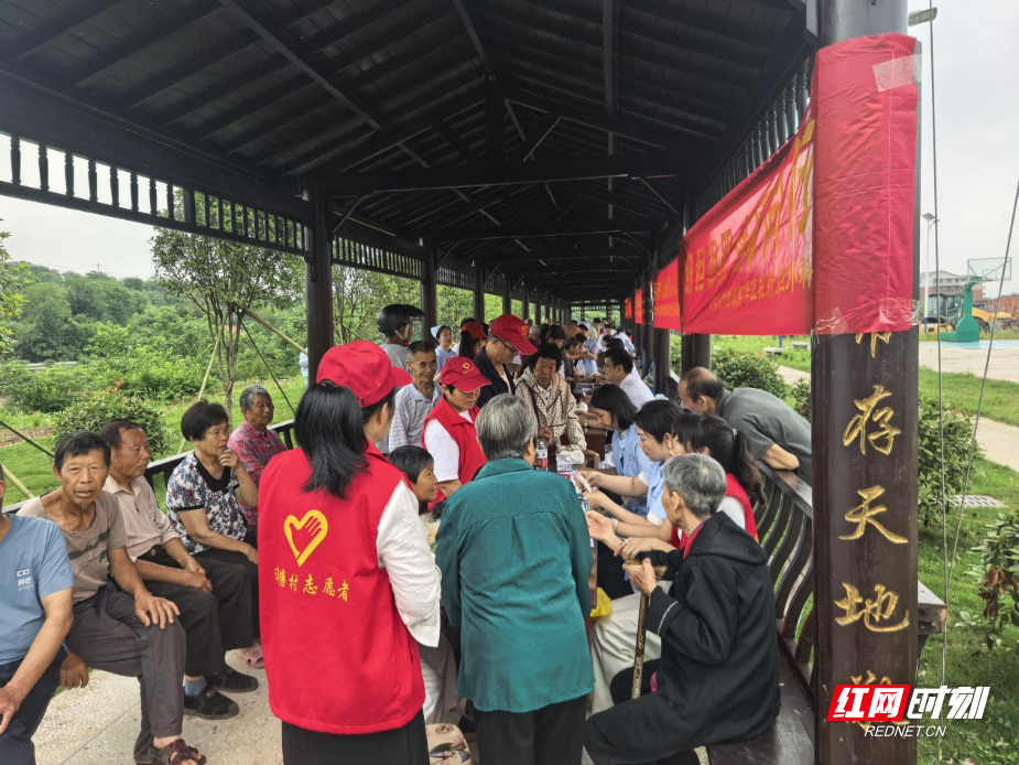 医法同行践初心，南华医院联合律师团队走进莲塘村开展公益义诊普法活动 - 图1