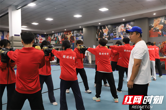 短短几秒，张家界学院谢创老师救下一个孩子！ - 图4