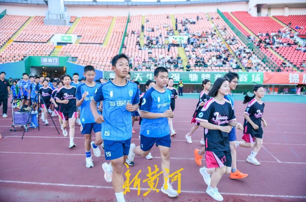 百名足球少年亮相齐鲁超赛，青训新力量感受城市足球氛围 - 图3