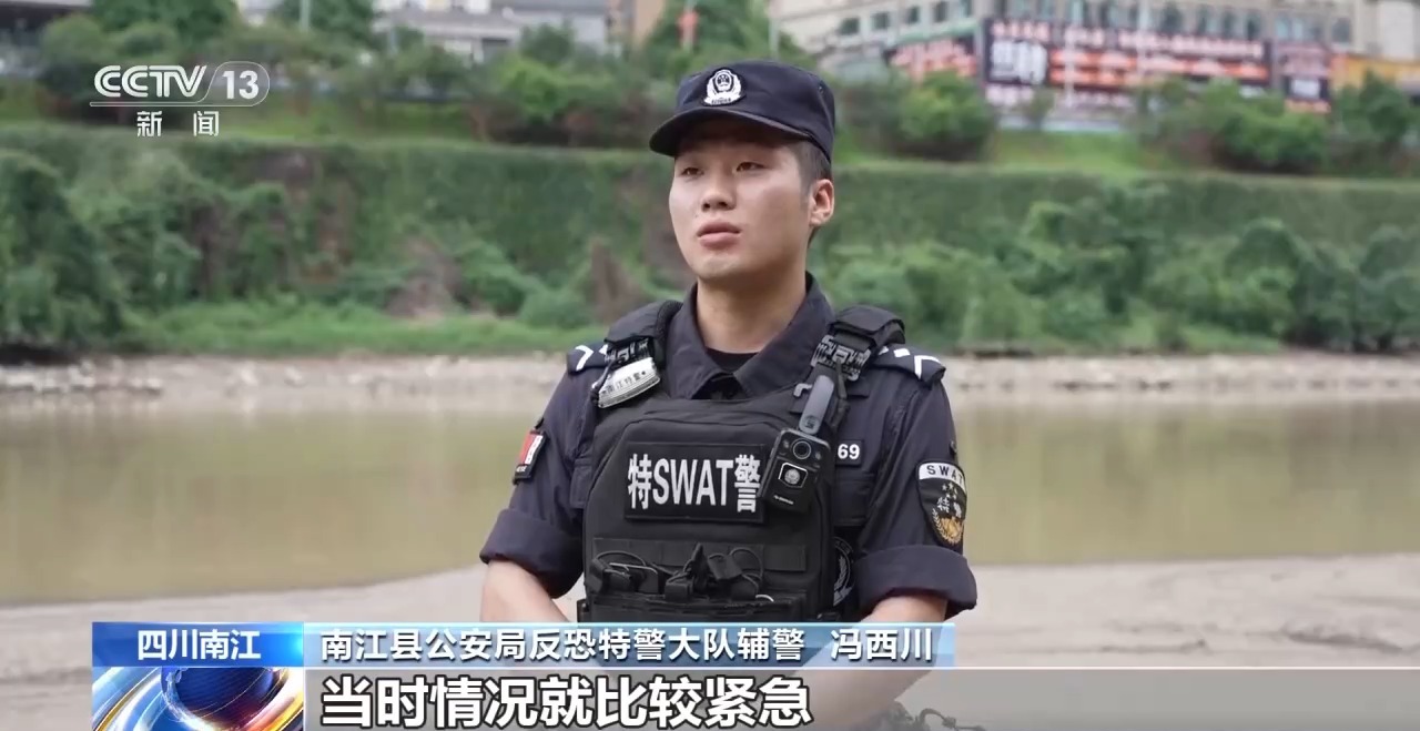 视频丨生死救援！女子不慎落水被冲走 多名辅警协力施救 - 图4