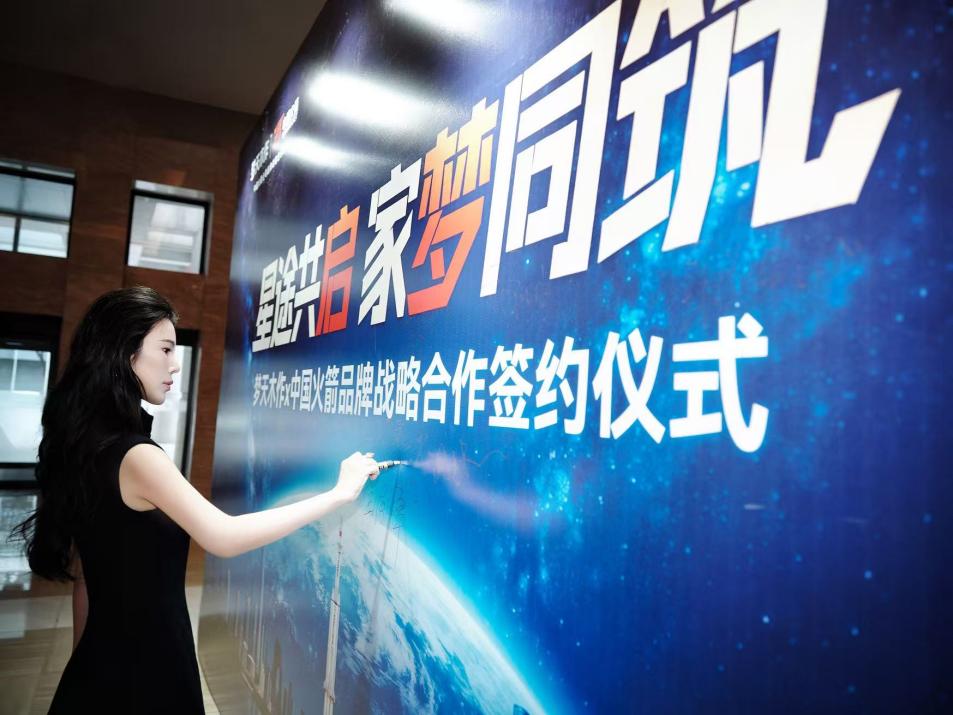 余晚晚官宣更名余尚霖！以新身份启新程，深耕东方美学赋能青年成长 - 图5