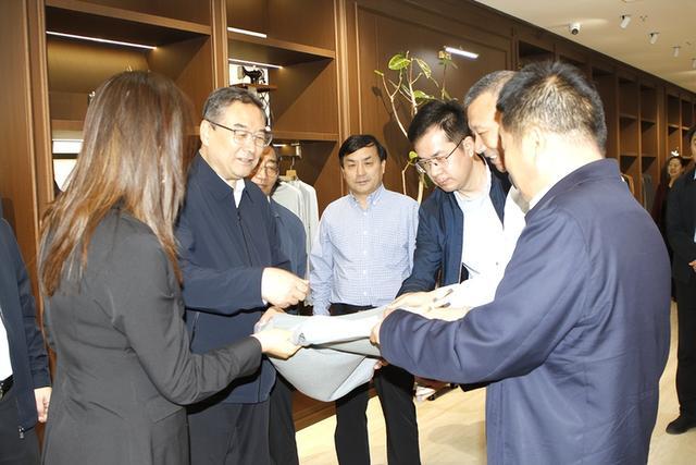 探寻榆林消费稳步增长的密码——省政协常委视察团榆林随行记 - 图4