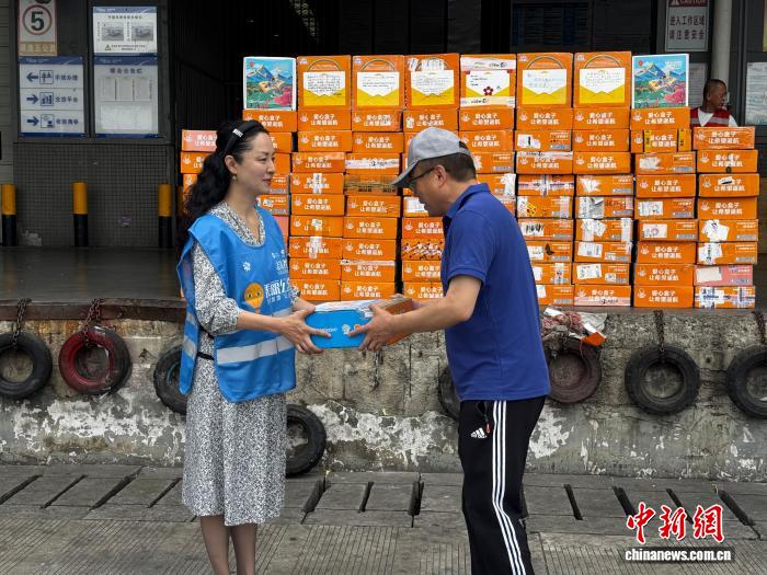 西藏航空免费承运“爱心盒子”返藏 架起高原公益“空中走廊” - 图1