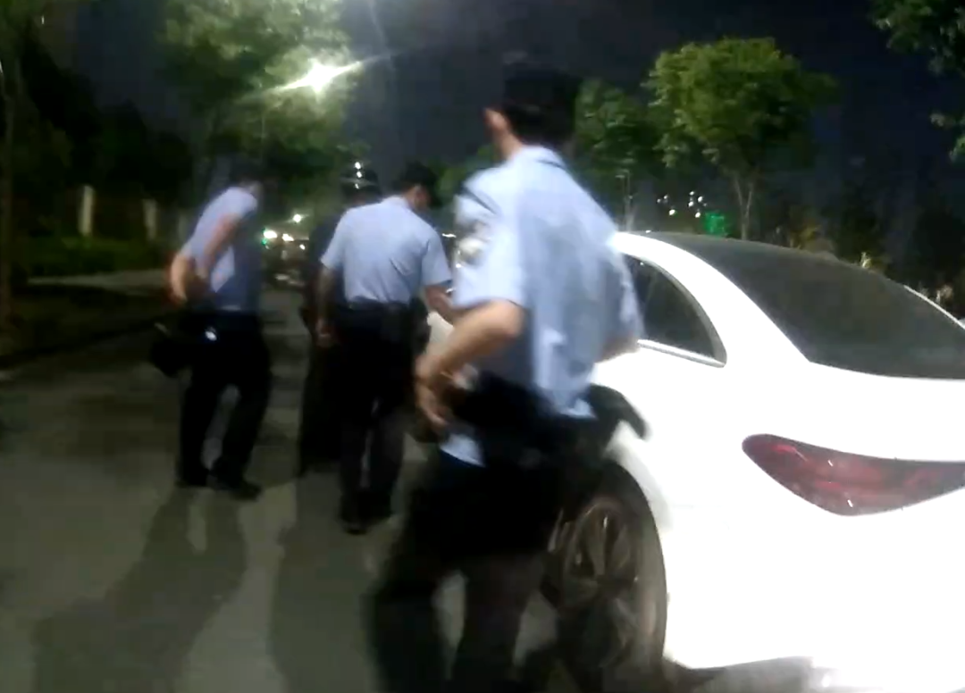 浙江一女子深夜开车回家途中电量耗尽，把车停路边，神情恍惚，路人果断报警；警方在车内查获31瓶“笑气”，女子因吸食“笑气”当场被抓 - 图1