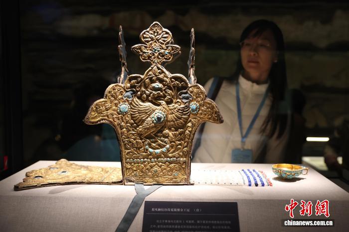 青藏高原出土吐蕃王冠展出 三年接待观众超27万人次 - 图1