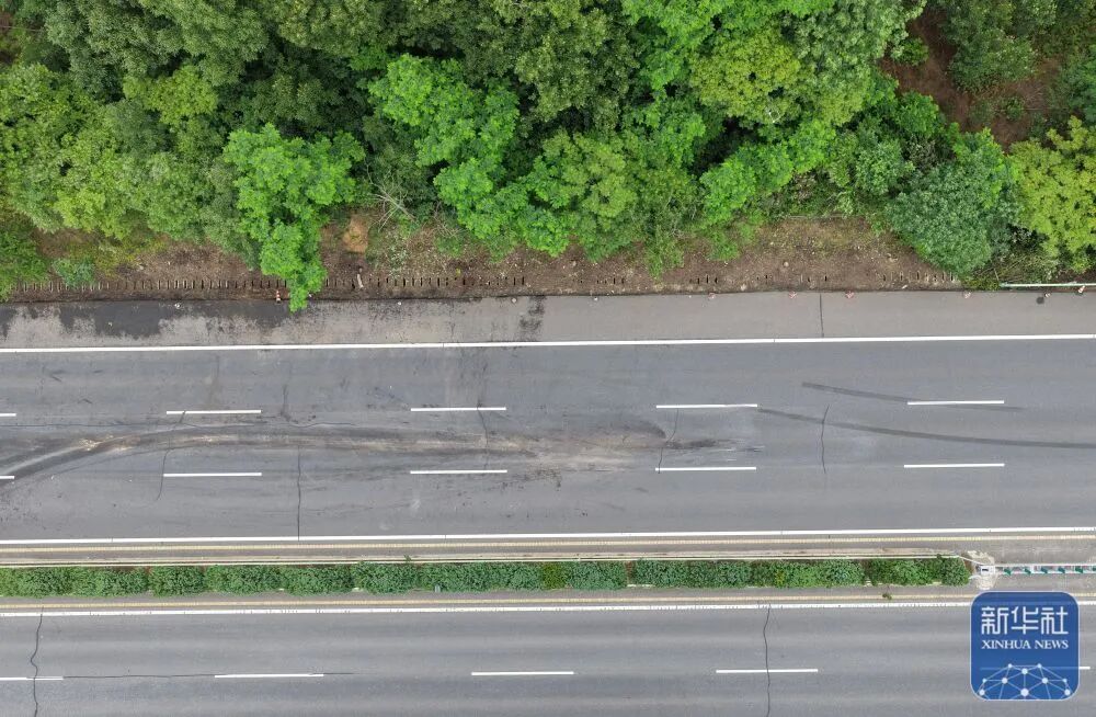 超载客车凌晨追尾致13人遇难：车厢里有辆电动车，乘客多为在浙江务工的南阳籍人员 - 图2