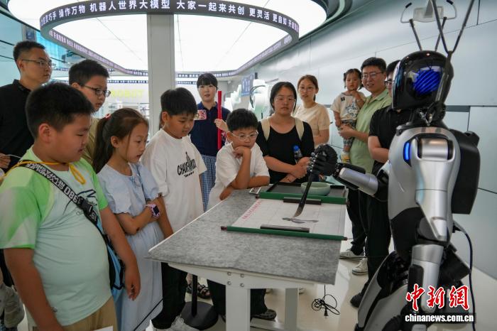 “六一”国际儿童节：儿童近距离感受人形机器人魅力 - 图5