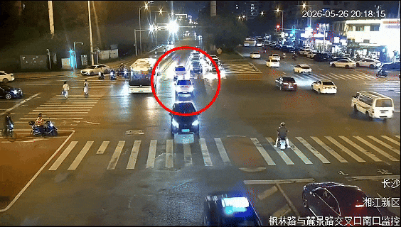 长沙交警为生命“狂飙”：7分钟打通“绿色通道”，紧急护送羊水破裂孕妇就医 - 图3
