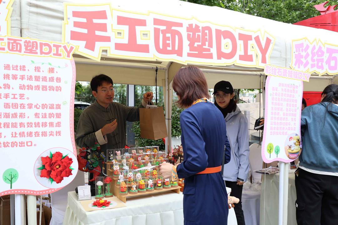 青岛市总工会开展职工心理健康服务阵地启用5周年暨“心悦惠”品牌市集活动 - 图8