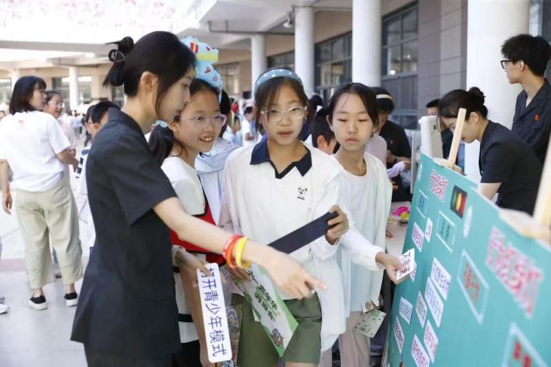 与“花花法官”合影、趣味闯关，北京海淀法院为小学生办法治游园会 - 图3