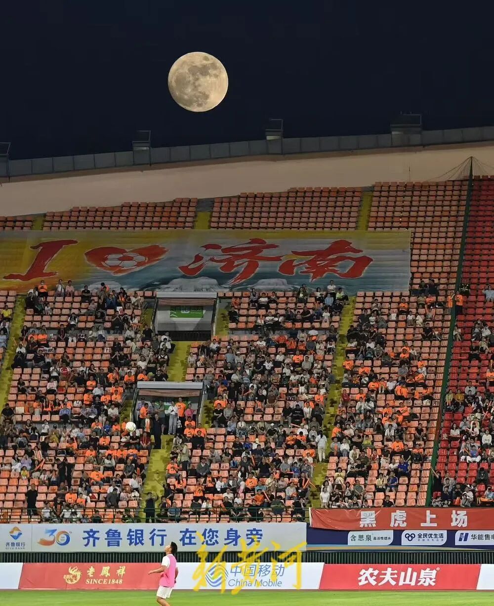 济南队6:0临沂队，近1.5万人现场见证！济南队李威远射破门完美弧线，堪比中超“世界波”，现场视频→ - 图3