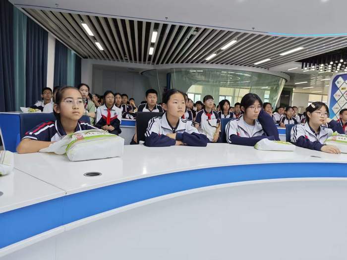 在少年心中种下新闻理想的种子——润新学校学生走进济南报业大厦体验“当主编” - 图6