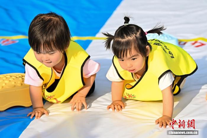 萌力全开 太原举办婴幼儿爬行大赛 - 图7