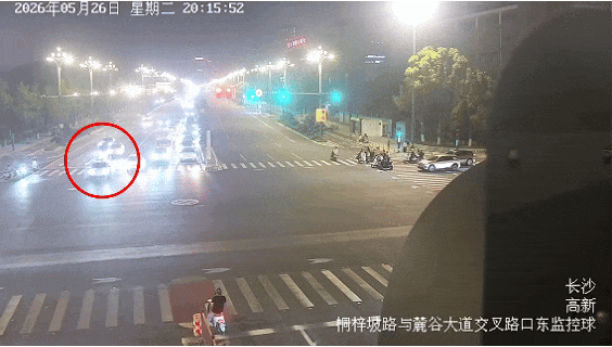 长沙交警为生命“狂飙”：7分钟打通“绿色通道”，紧急护送羊水破裂孕妇就医 - 图2