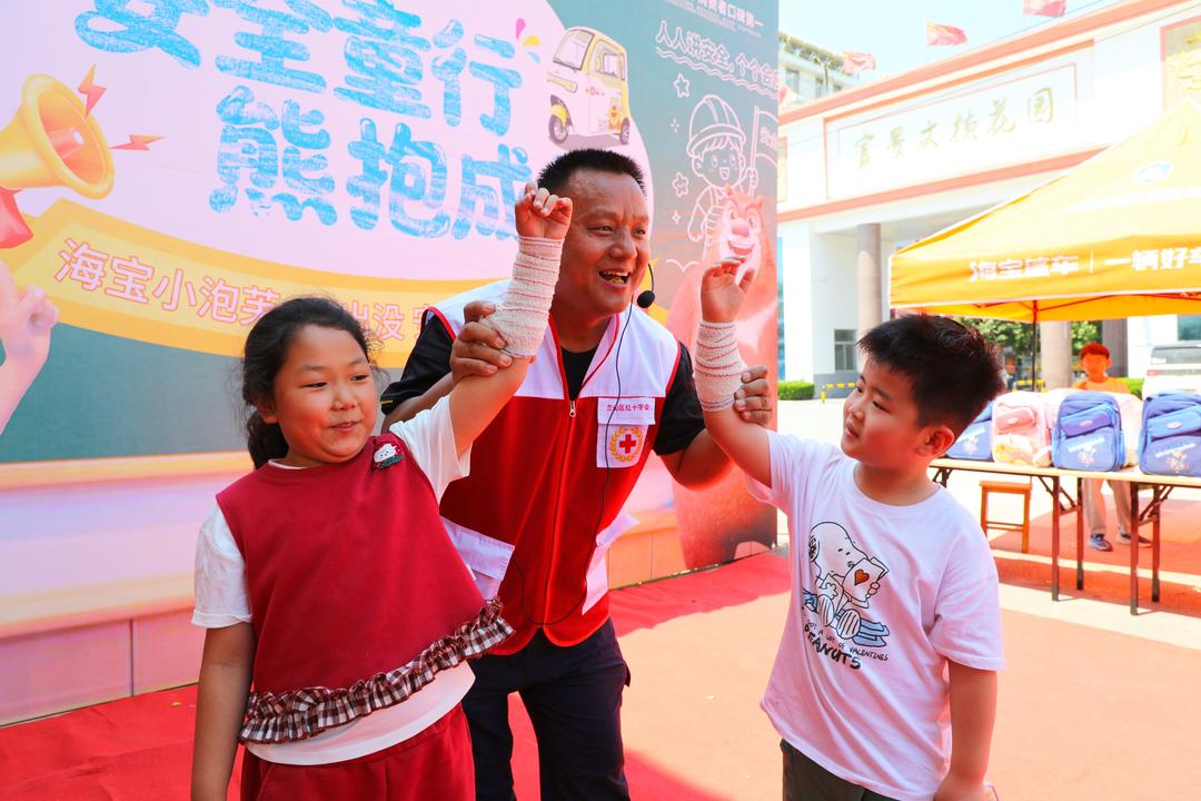 白沙埠镇：“安全童行·熊抱成长”安全教育进课堂 - 图1