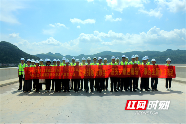 永州市交通质安站与桂新高速（宁远）段总包部联合开展主题党日活动 - 图1