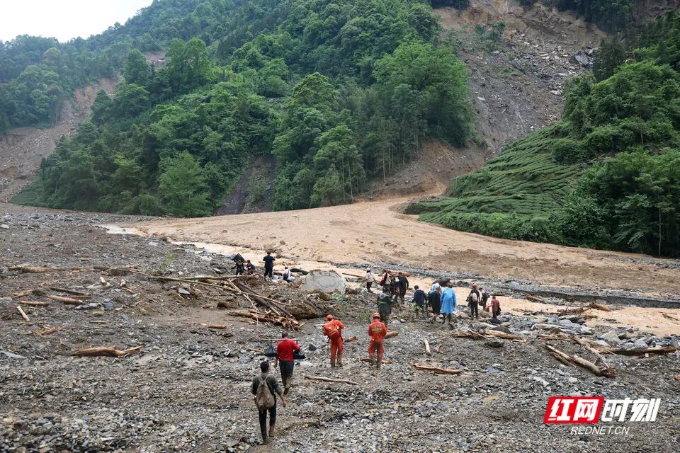 影像故事｜撤离“孤岛”，100多名乡亲结伴徒步的7小时 - 图27