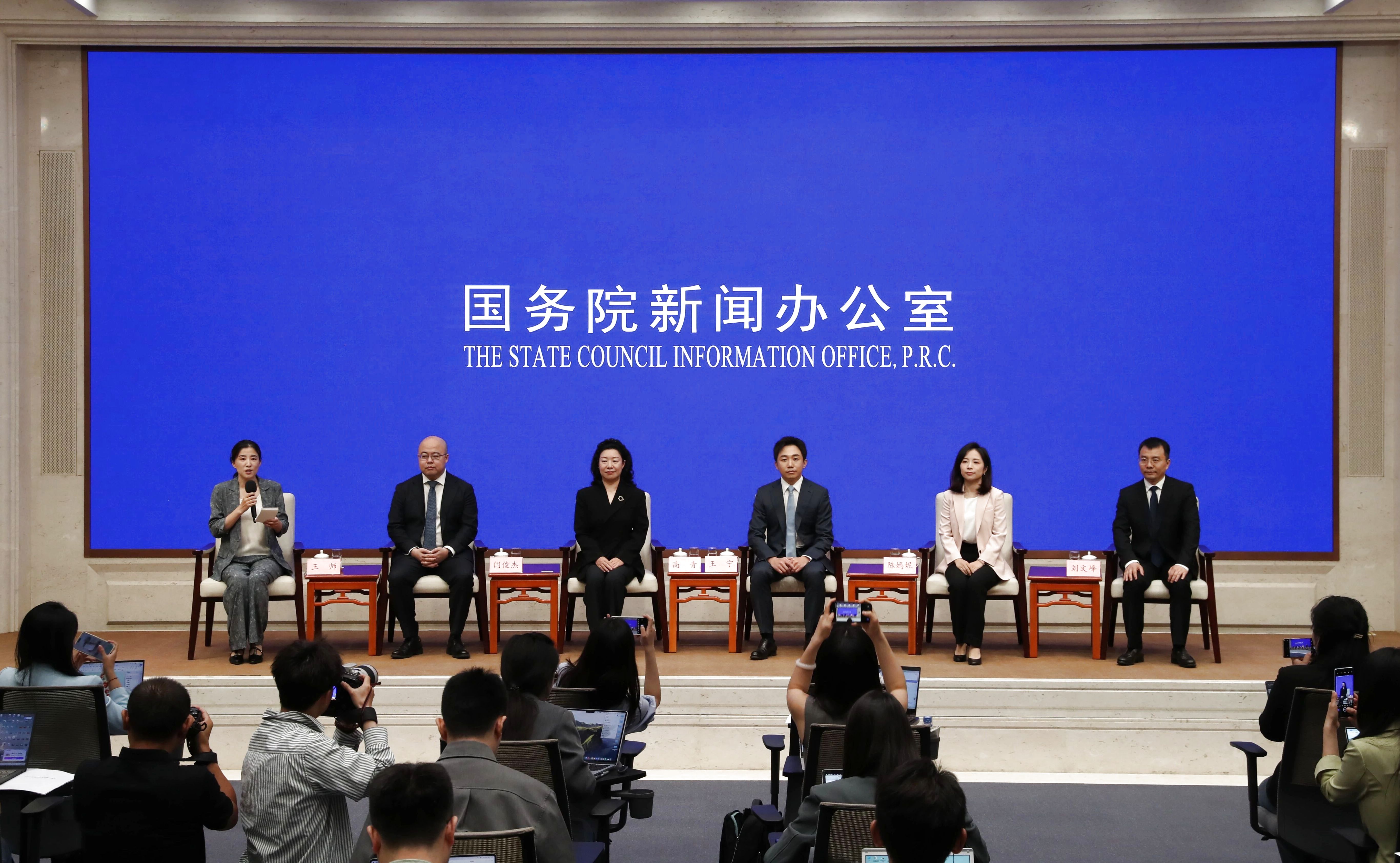国新办举行“新征程上的奋斗者”中外记者见面会 围绕“奋进‘十五五’民企勇担当”与中外记者见面交流 - 图1