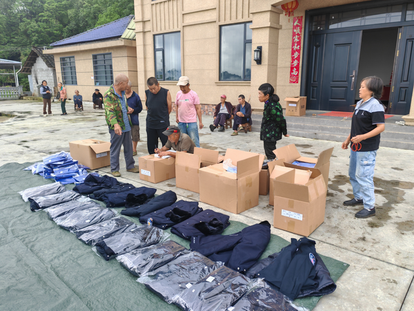 省委党校、湖南韶山干部学院为驻点帮扶村发放爱心衣物3800余件 - 图1