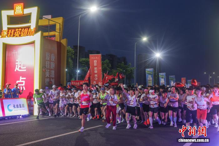 2026南昌万人夜跑活动举行 - 图1