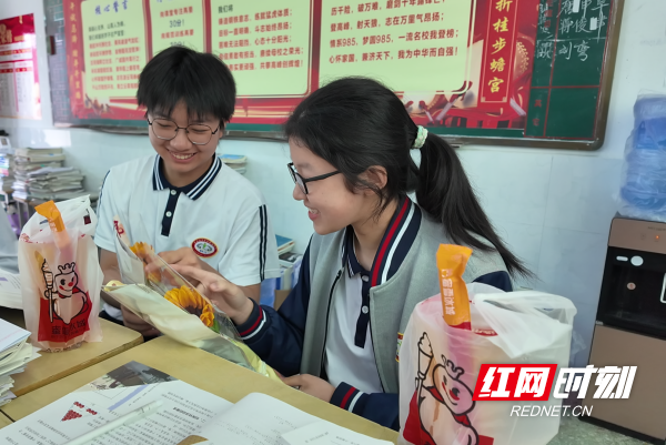 临武县：童真送福暖考场 温情相伴助高考 - 图6