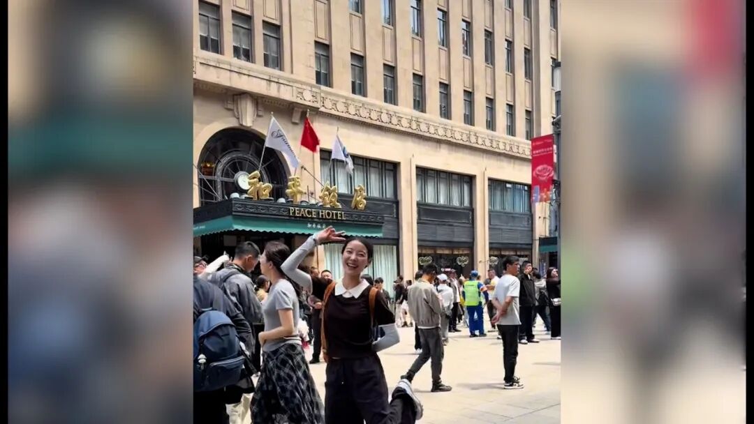 河南李福贵带近10位老人去上海参加展会！坐飞机、游外滩、去“和平饭店”等地，村民称“没想到给福贵做个小手工，都能跑到上海” - 图3
