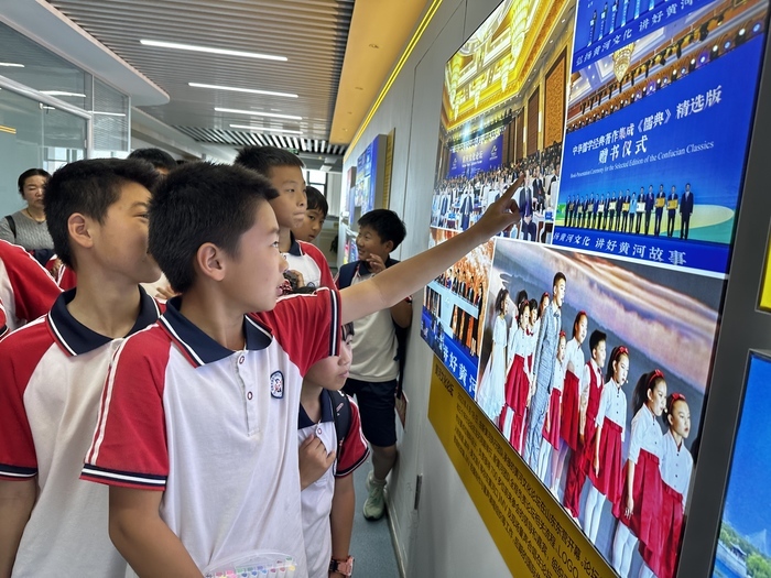 “我在报社当主编”——槐荫区润元实验学校学生走进新黄河全媒体传播集团 - 图3