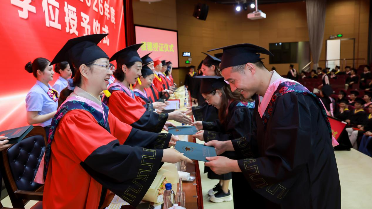 61岁博士连读四个本科，上海开放大学1676名毕业生获学士学位 - 图2