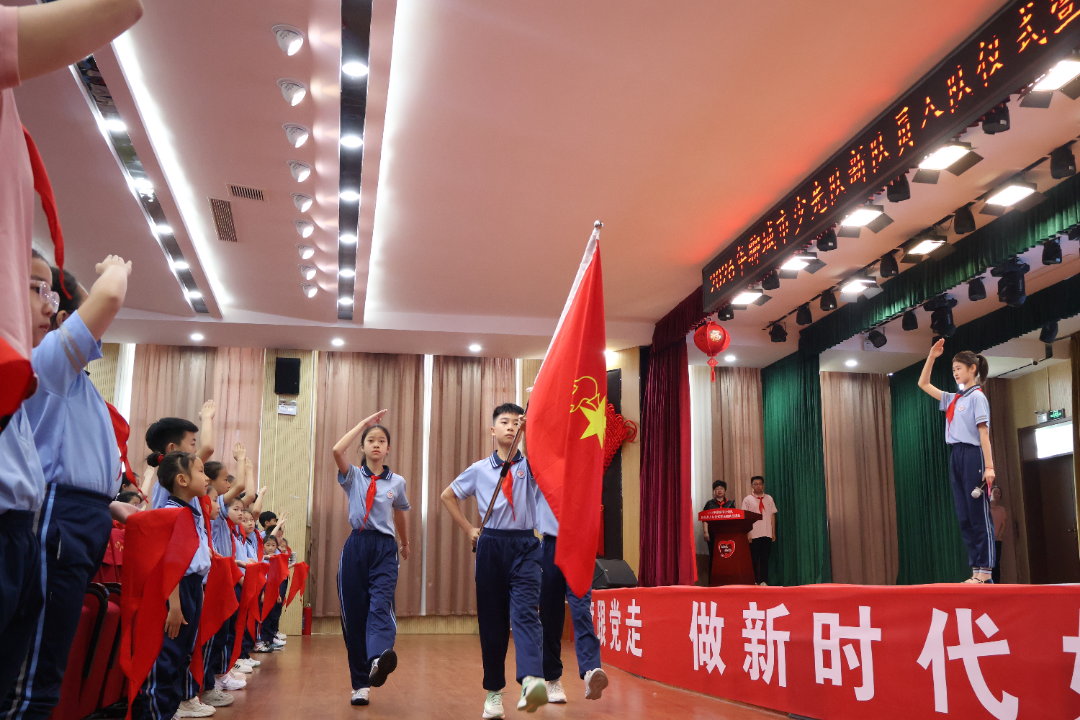 “高举队旗跟党走 做新时代好少年”2026年聊城市少先队新队员入队仪式暨主题队日活动在临清市举办 - 图2