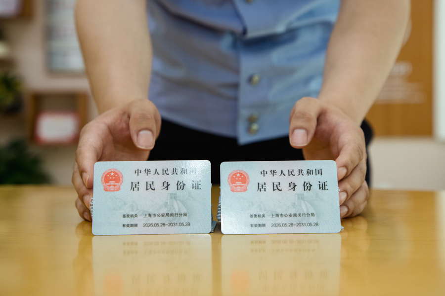 “六一”最好的礼物！闵行公安为61名福利院孩子送上身份证 - 图2