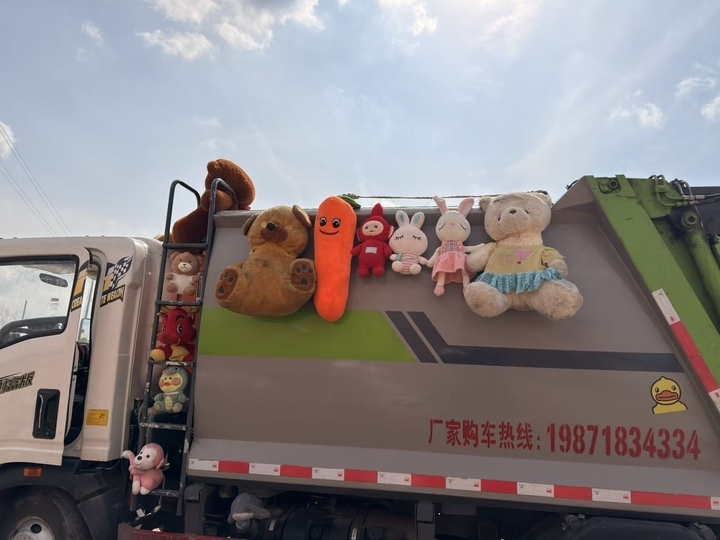一车童趣留住美好，聊城环卫夫妻打造移动“玩具乐园” - 图1