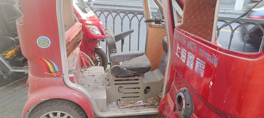 “僵尸”残疾车占满上街沿 居民呼吁：赶紧清 - 图3
