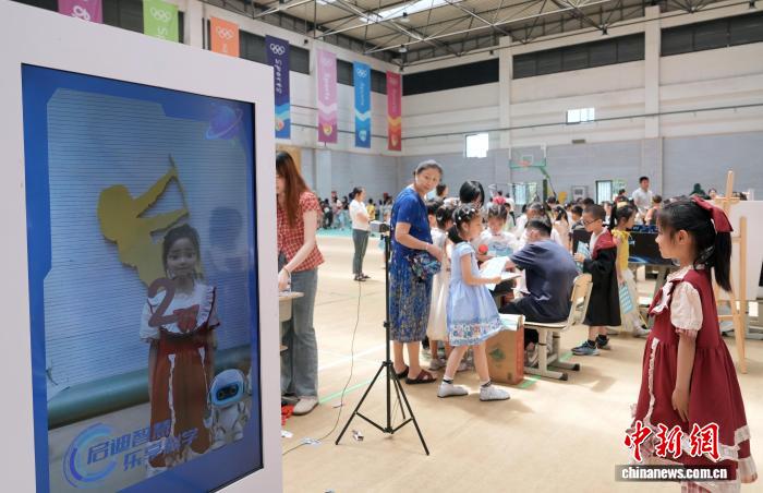 成都一小学嘉年华“AI+阅读”上新：孩子们在书香中追逐科技之光 - 图3