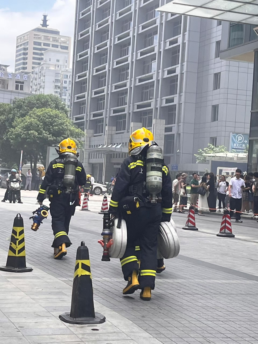 天钥桥路一大厦地下车库车辆冒烟 消防及时到场疏散处置无人员受伤 - 图3