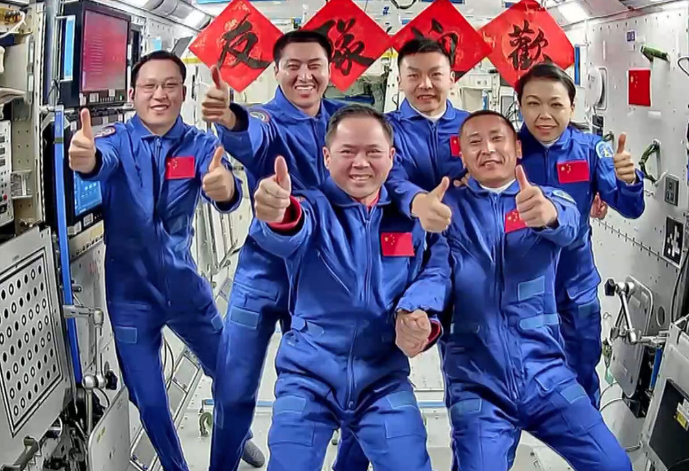 「高考作文素材」家国与梦想——紫荆花绽放星辰大海｜大象夜读 - 图1