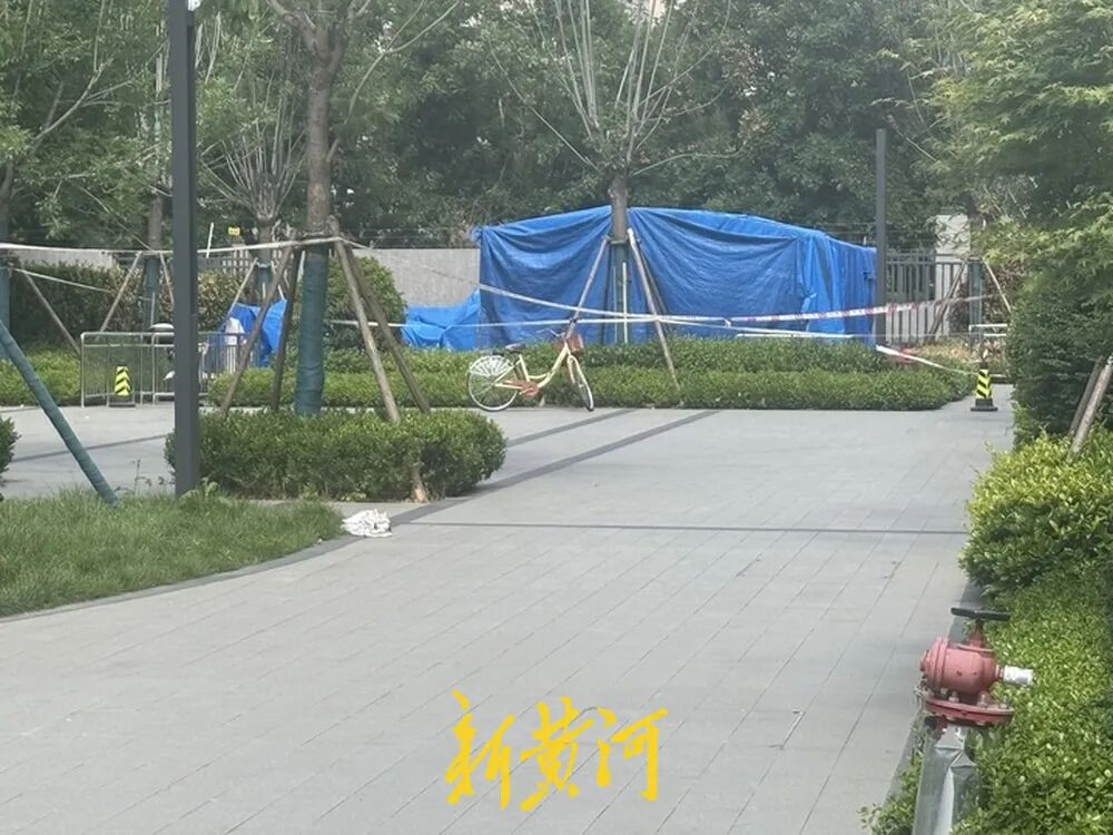 济南一小区充电车棚发生火情，消防人员第一时间到场灭火，物业：初步判断因车辆充电时短路引发自燃 - 图2