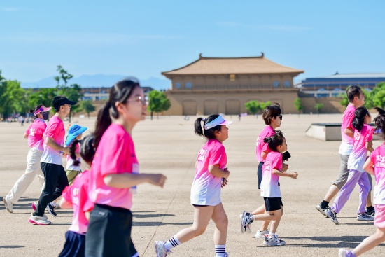 西安古城见证成长，达因・2026特步全家跑出趣持续延伸守护边界 - 图3