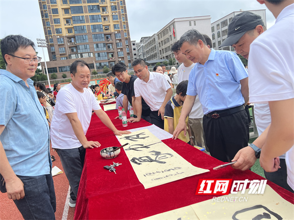 新田县思源实验学校举办师生书法展示活动 - 图5