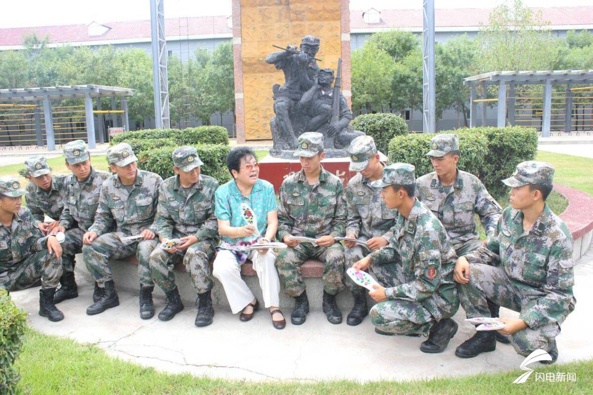 一针一线都是对子弟兵的爱 肥城八旬老人五十载织就拥军情 - 图1