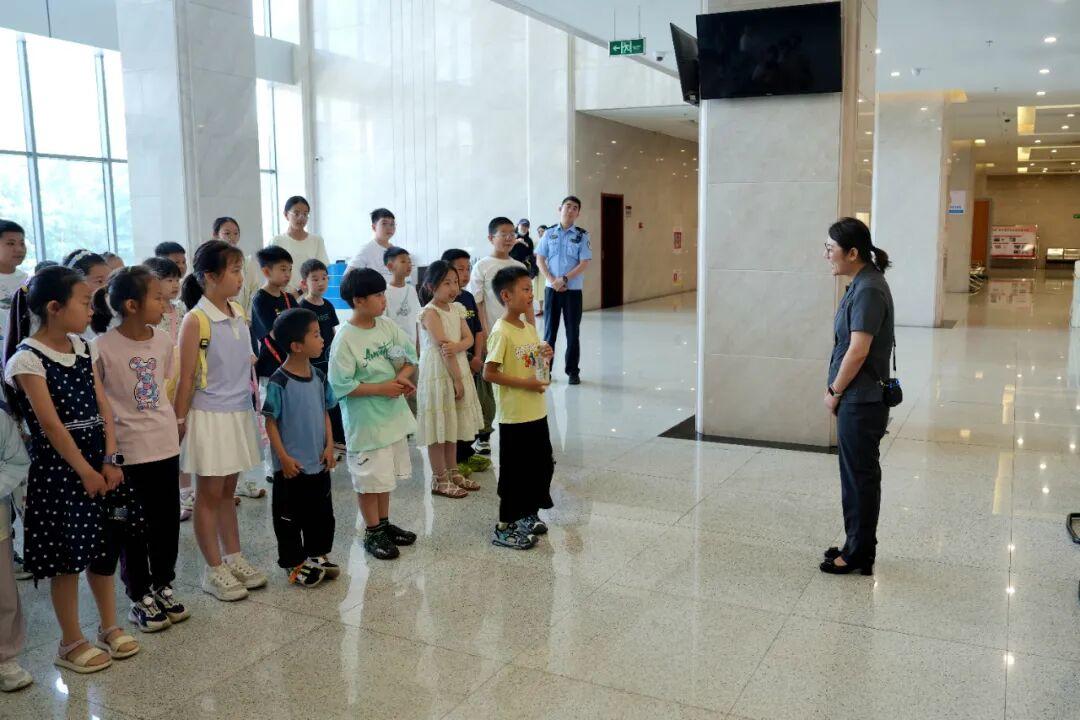 善护童行：当一天“小法官”，探秘法院里的“大世界” - 图5