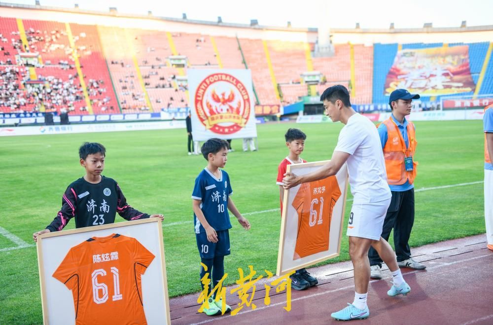 百名足球少年亮相齐鲁超赛，青训新力量感受城市足球氛围 - 图6