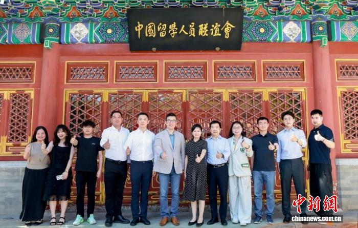 《对话青年·破晓：在世界舞台中央》新书在京发布 - 图1
