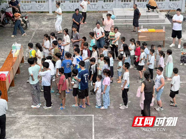 江华瑶族自治县新华书店联合塘头坪村委会开展六一儿童节关爱活动 - 图1