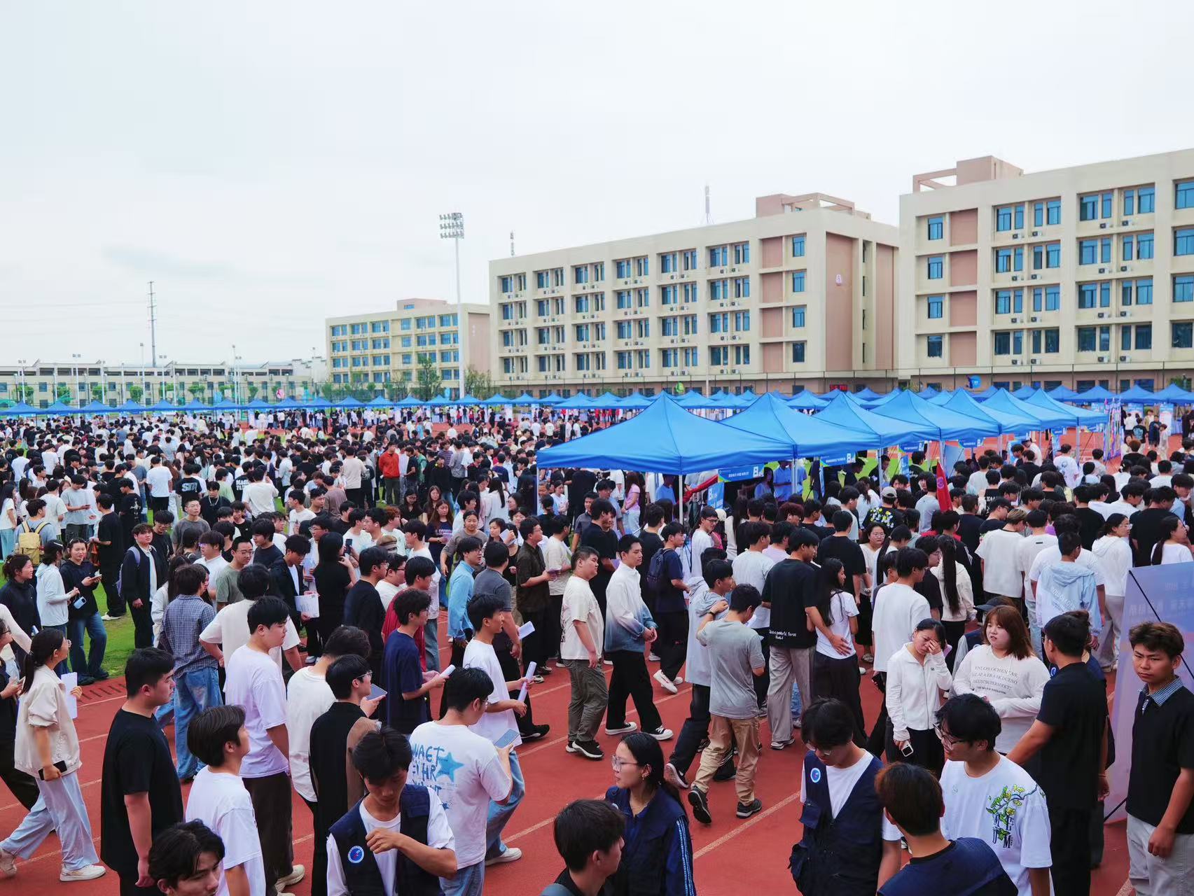 52家上市公司来了 焦作新材料职业学院毕业生招聘会好有面 - 图3