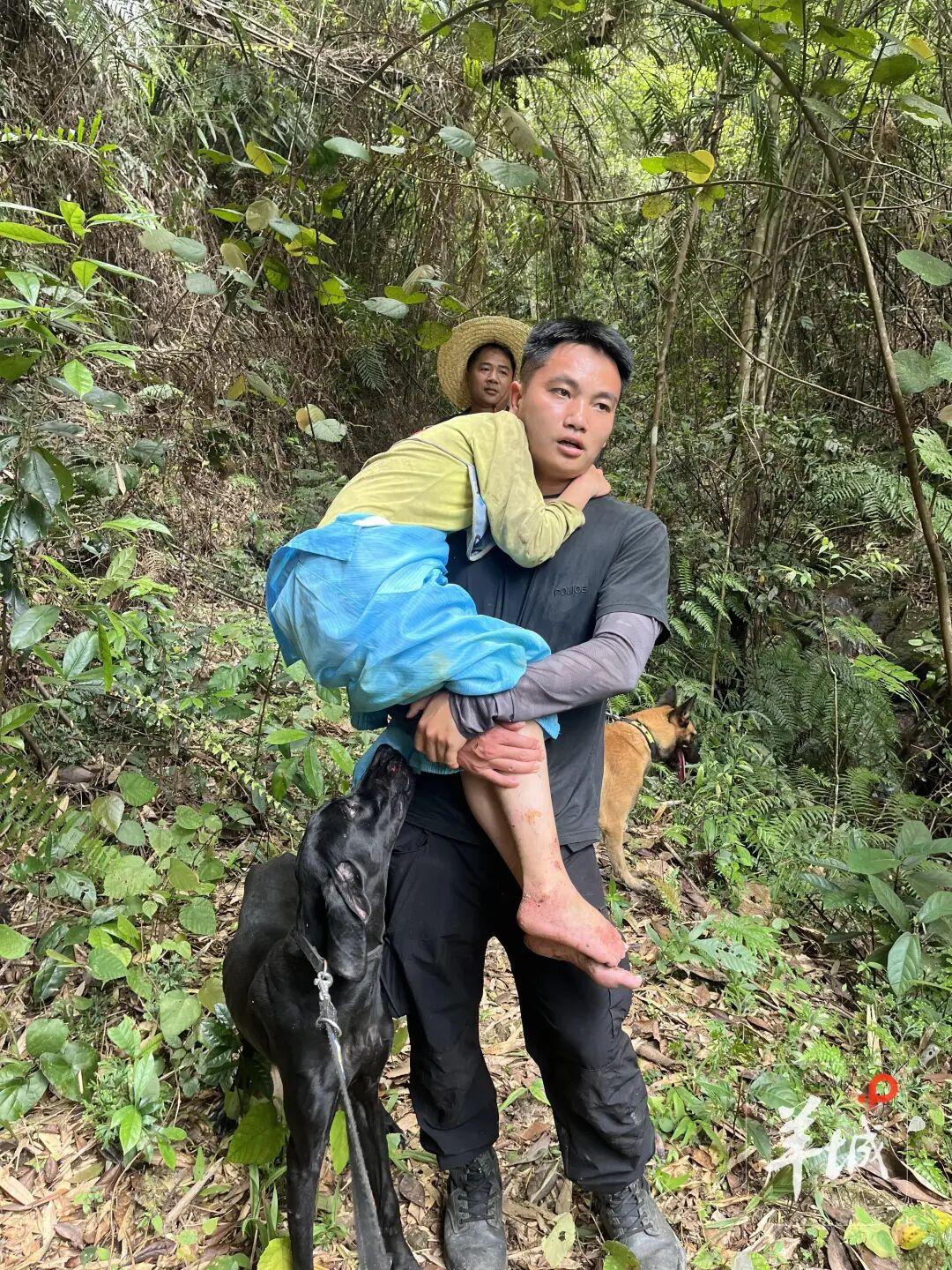 “肇庆男童深山走失13天”救援细节：采药村民发现男孩的裤子；男孩或靠野果生存，获救后紧紧搂住救援者脖子 - 图3