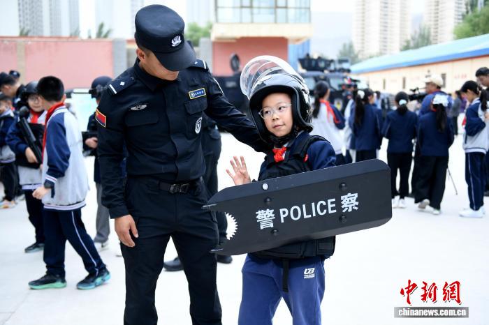 兰铁公安举办警营开放日：萌娃体验一日“特警梦” - 图2